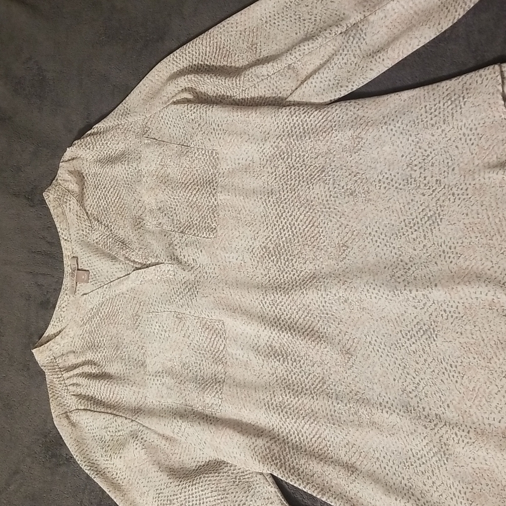 Dressy flowly blouse. SIZE Med. Roz & Ali Brand